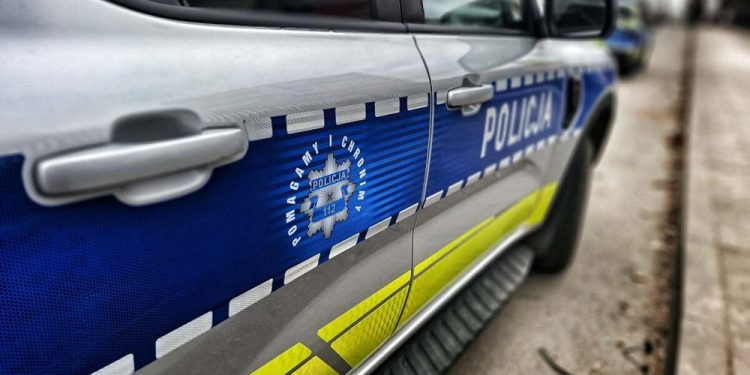 Wpadł pijany kierowca ciężarówki z naczepą 1 zdj. KPP w Grajewie