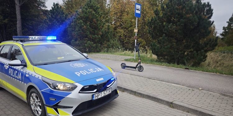 Patrol drogówki skontrolował kierującego hulajnogą. W ruch poszedł alkomat 1 zdj. KPP w Węgorzewie